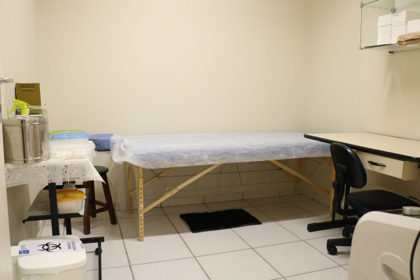 Sala para terapias integrativas e complementares (acupuntura, laserterapia, fisioterapia)